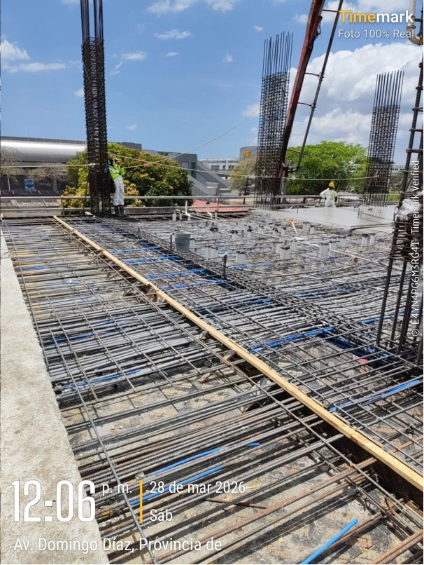 Losa con armadura de acero y conduits eléctricos azules embebidos, columnas verticales armadas — Av. Domingo Díaz, Panamá